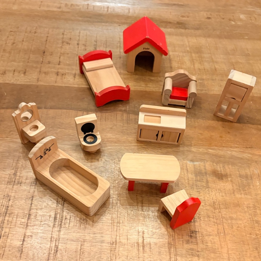 HAPE 10 pc wooden furniture set Dollhouse Red Doghouse for Fido
